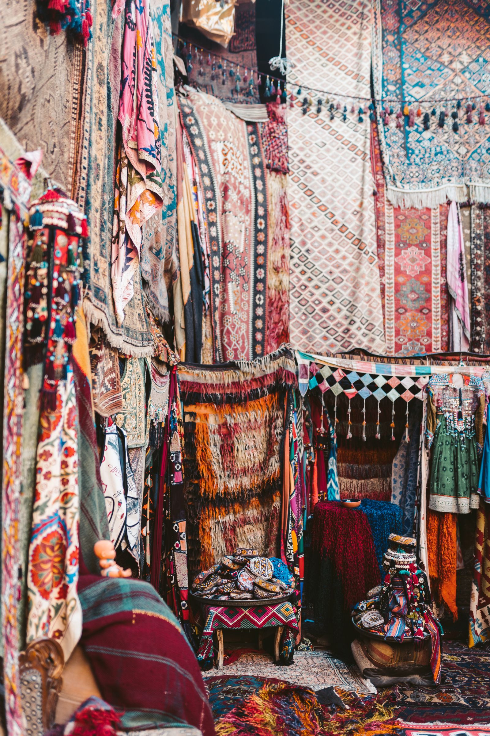 Textiles et paniers artisanaux tissés main sur un étal