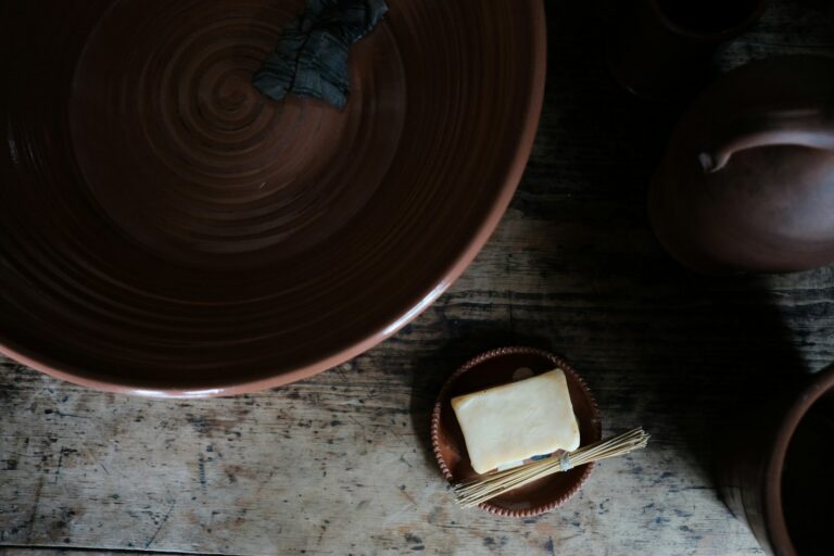 Assiette en céramique artisanale sur une table en bois