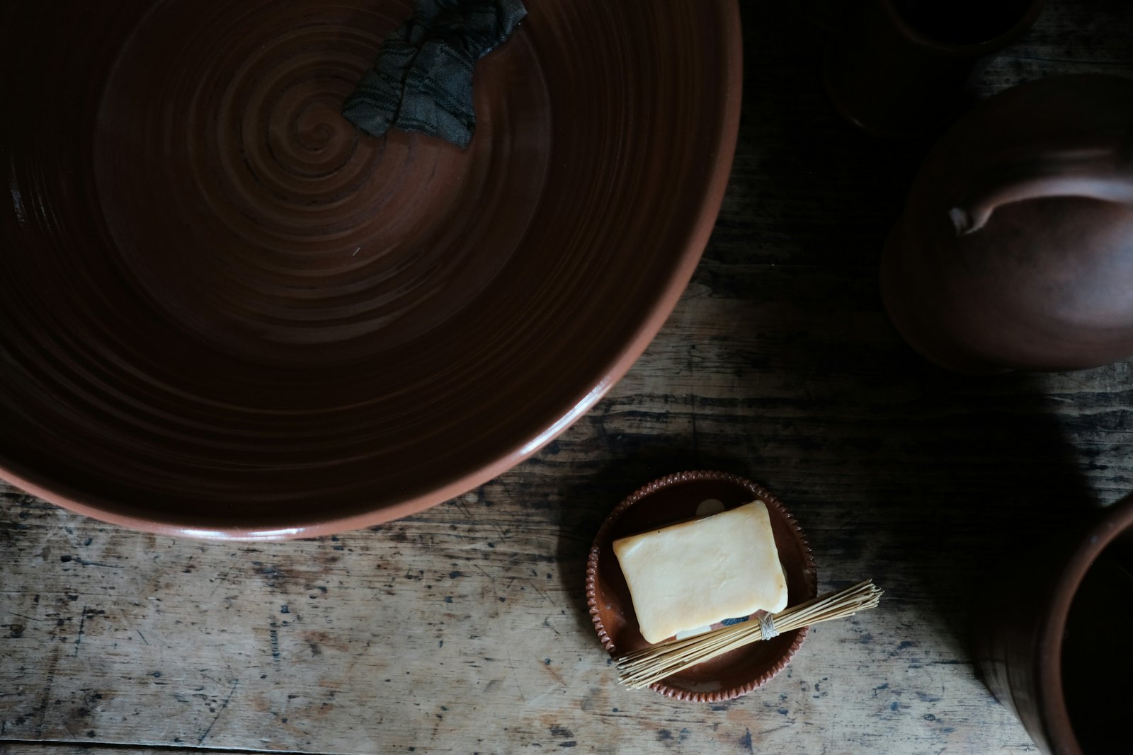 Assiette en céramique artisanale sur une table en bois