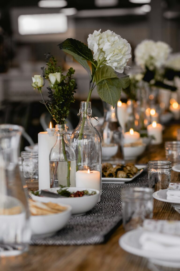 Bougie allumée et fleurs blanches sur une table