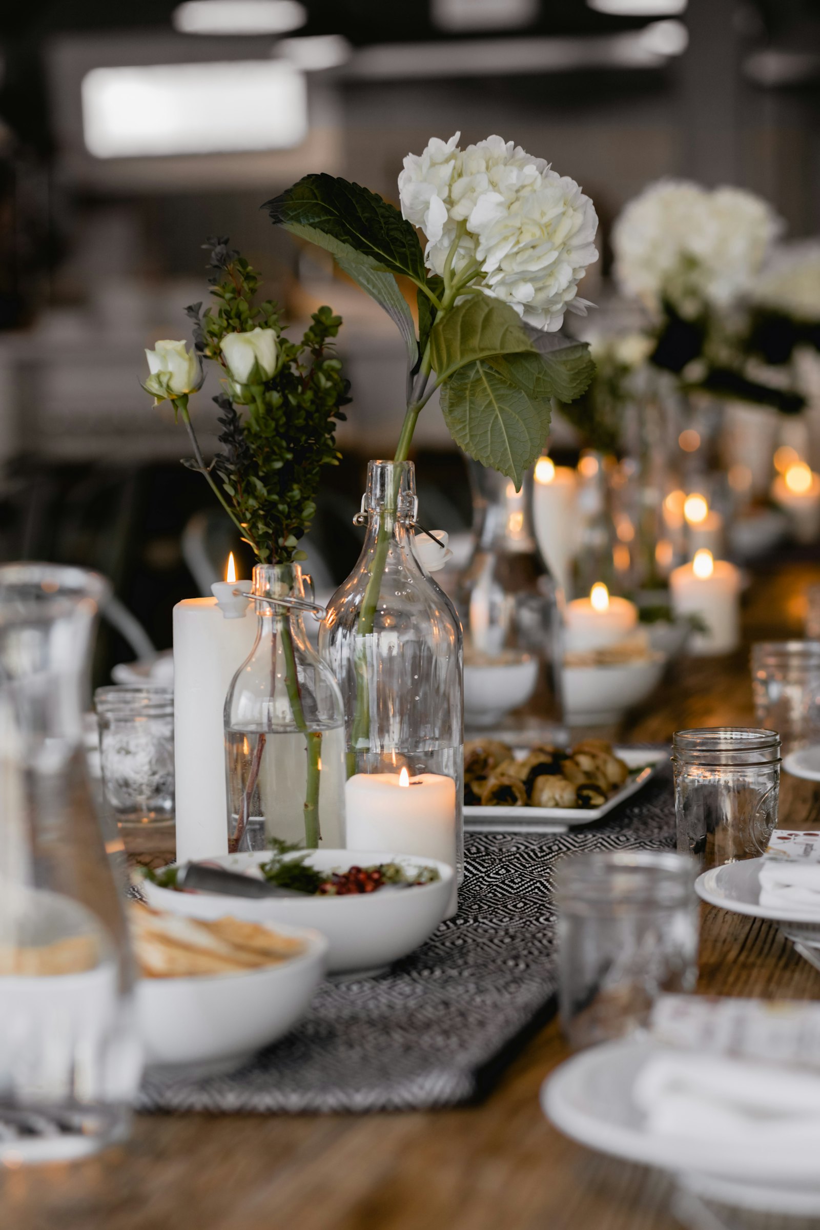 Bougie allumée et fleurs blanches sur une table
