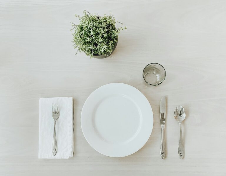 Assiette en céramique blanche sur table claire