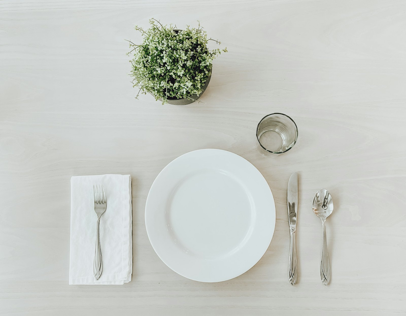 Assiette en céramique blanche sur table claire