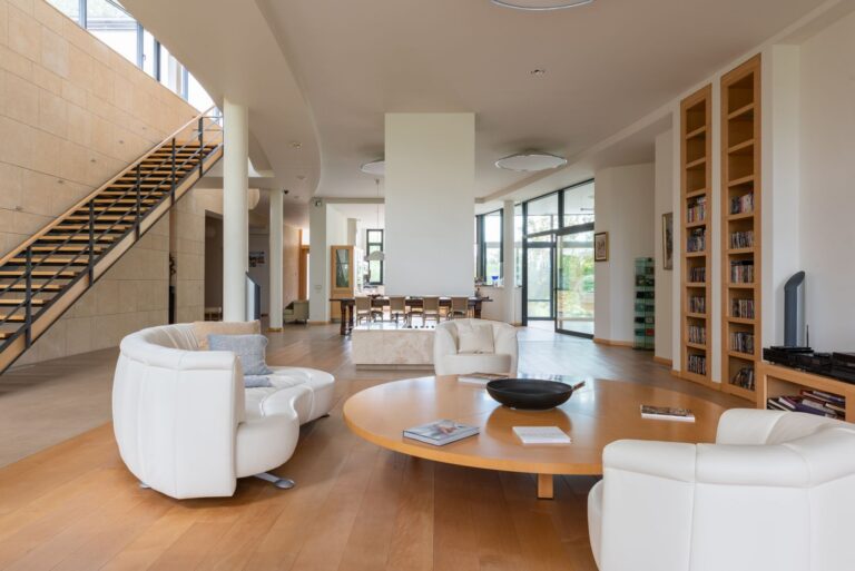 Meuble en bois et étagères dans un intérieur lumineux