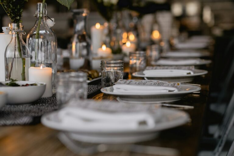 Table dressée avec assiettes blanches et bougies