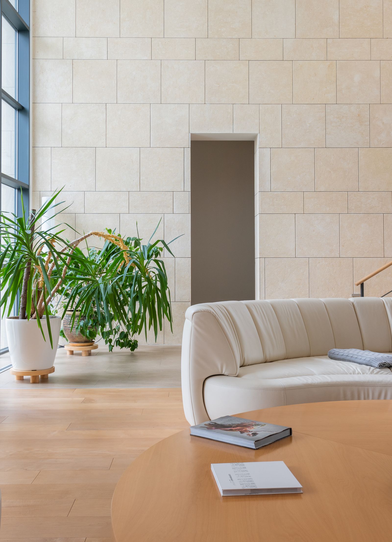 Table basse ronde en bois devant un canapé clair