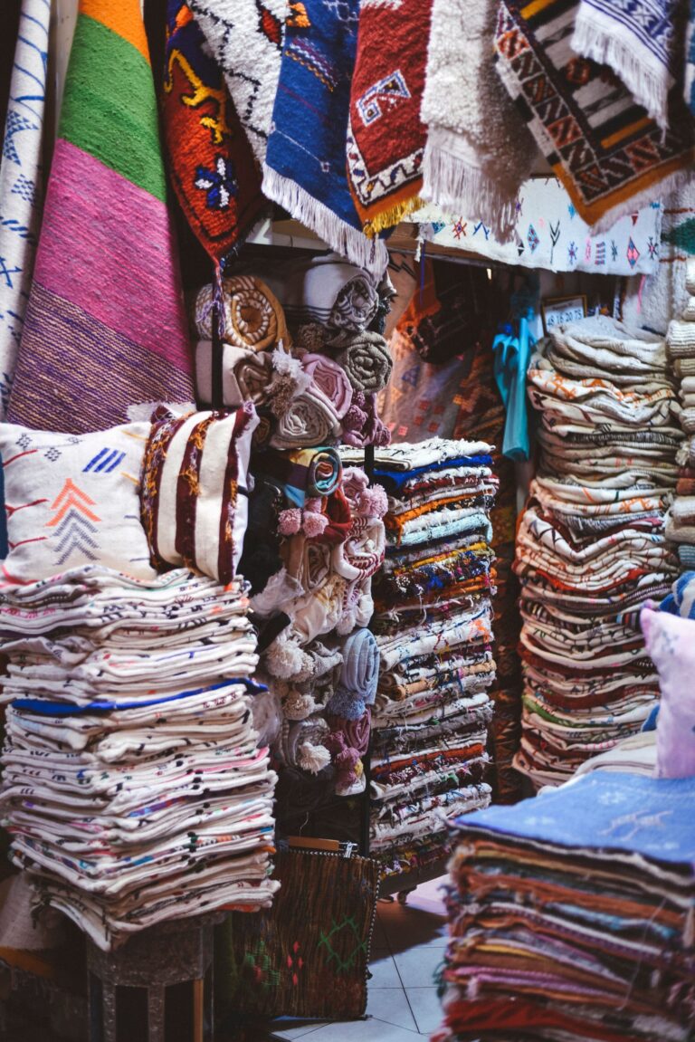 Étals de textiles marocains colorés sur un marché