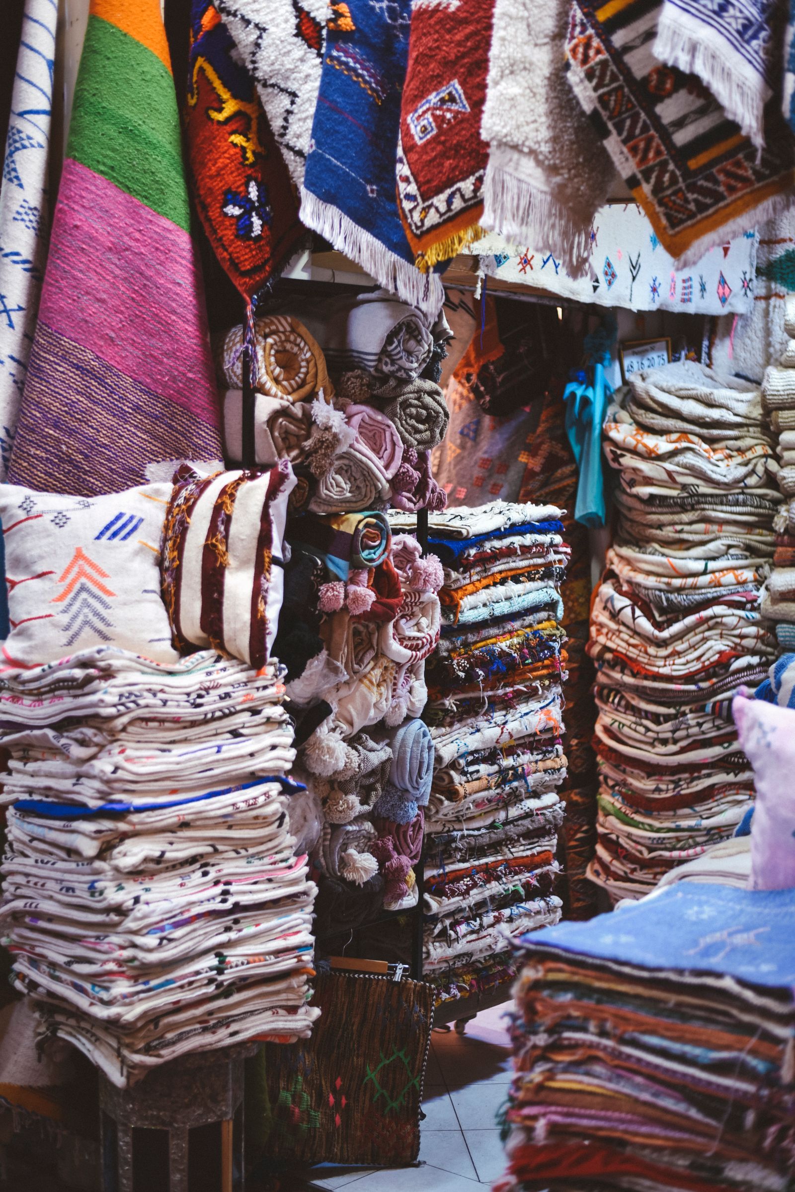 Étals de textiles marocains colorés sur un marché